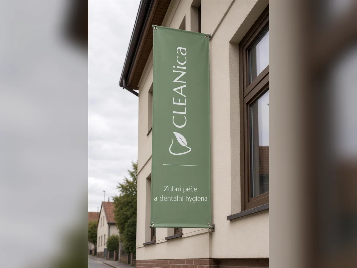 Svislý banner CLEANica na rohu domu kliniky