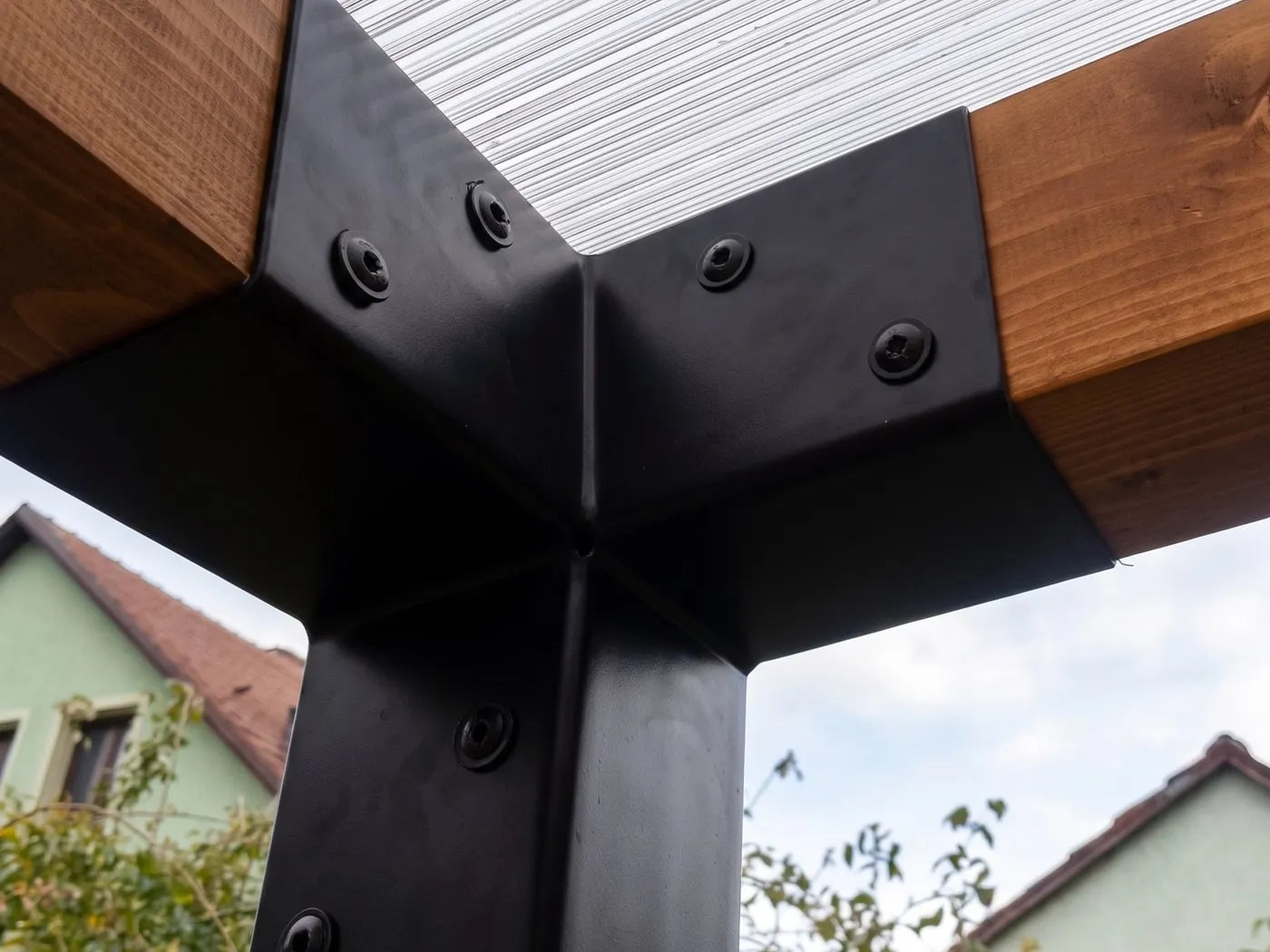 Detail ocelového spoje a dřevěného hranolu